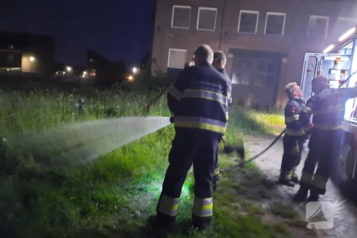 Brandweer blust brand in berm