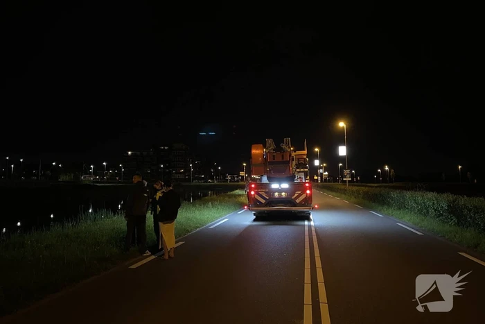 Personenauto belandt in water
