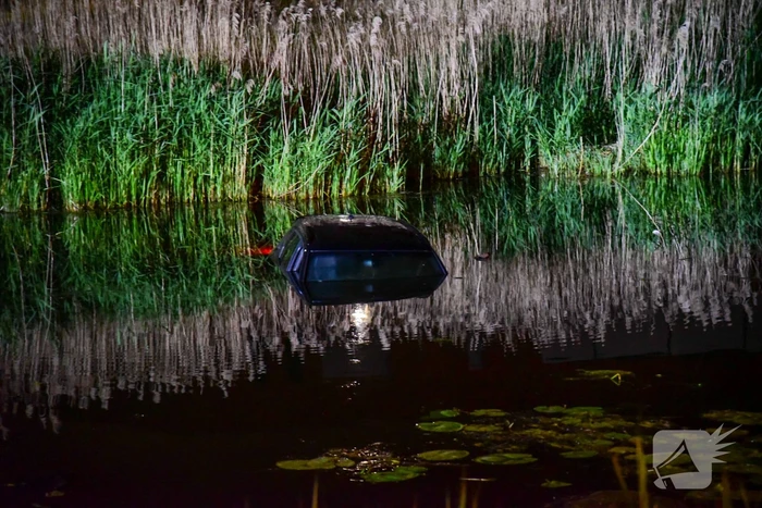 Personenauto belandt in water