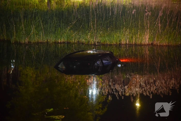 Personenauto belandt in water