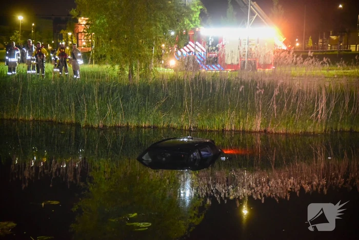 Personenauto belandt in water