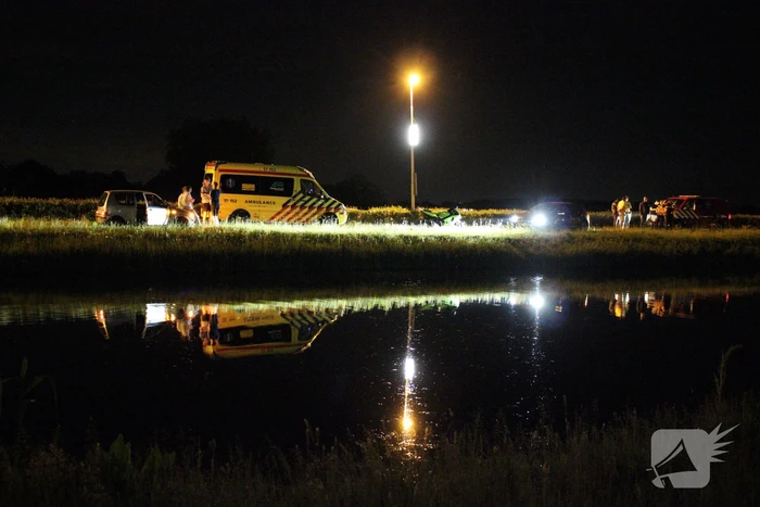 Personenauto belandt in water
