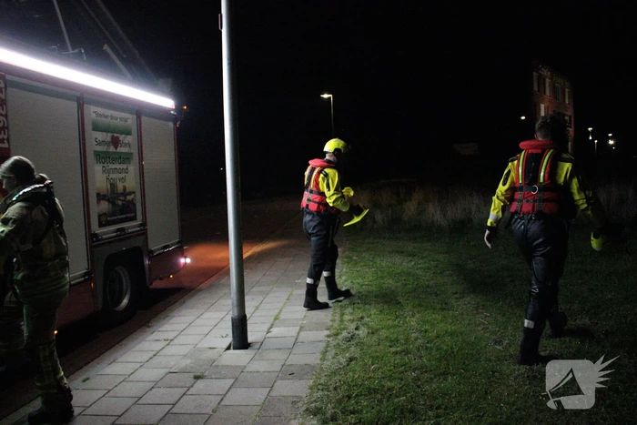 Personenauto belandt in water