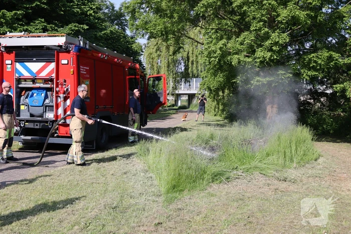 Klein stuk gras in brand