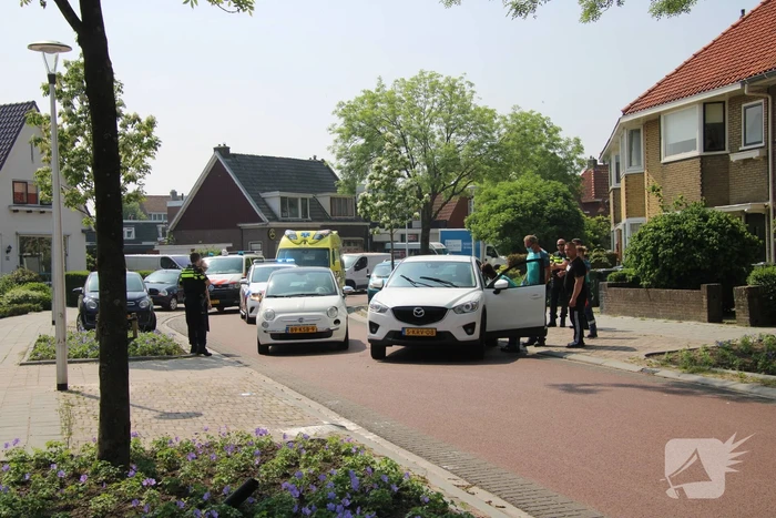 Auto botst op inparkerende auto
