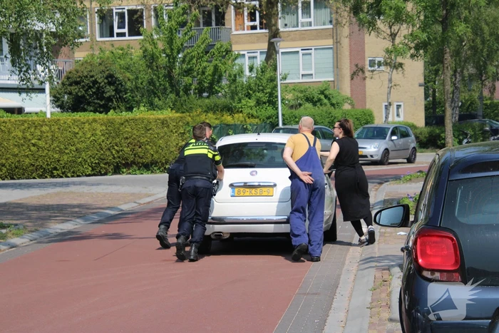 Auto botst op inparkerende auto