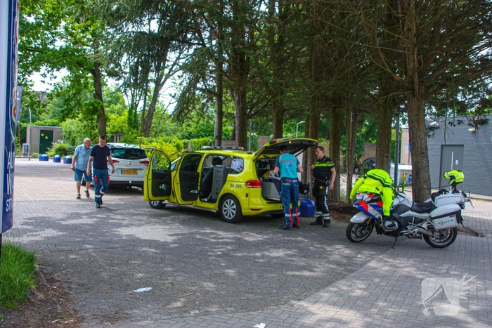 Ambulance en auto komen met elkaar in botsing