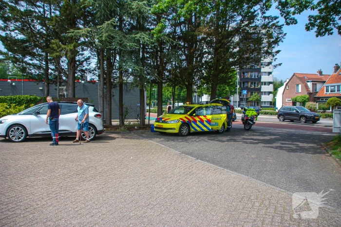 Ambulance en auto komen met elkaar in botsing
