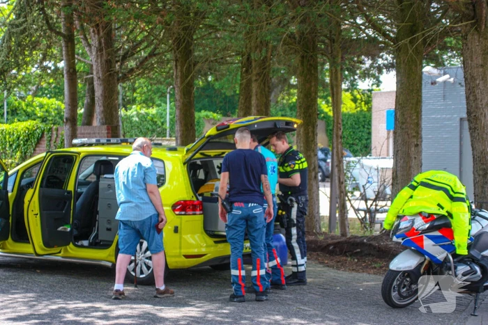 Ambulance en auto komen met elkaar in botsing