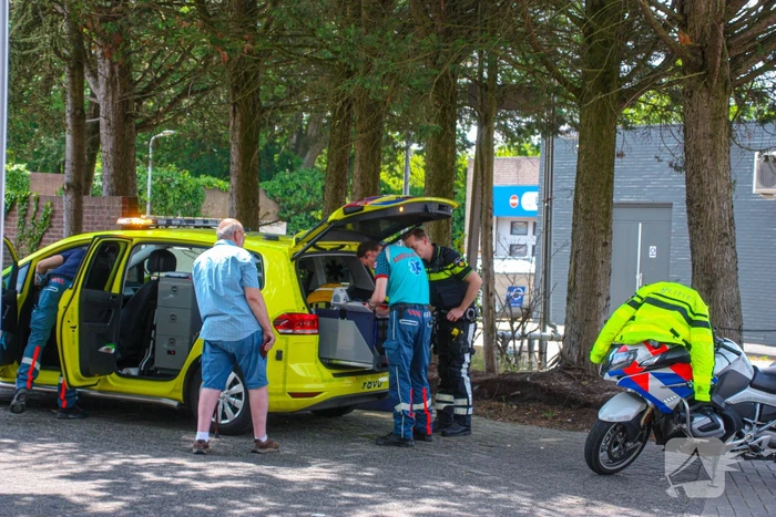 Ambulance en auto komen met elkaar in botsing