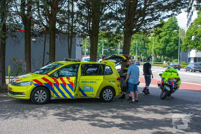 Ambulance en auto komen met elkaar in botsing