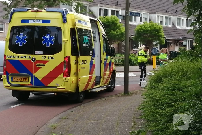 Moeder en kind vallen met fiets