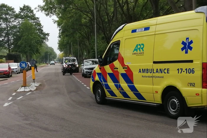 Moeder en kind vallen met fiets