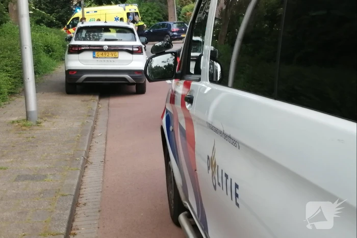 Moeder en kind vallen met fiets