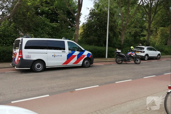 Moeder en kind vallen met fiets