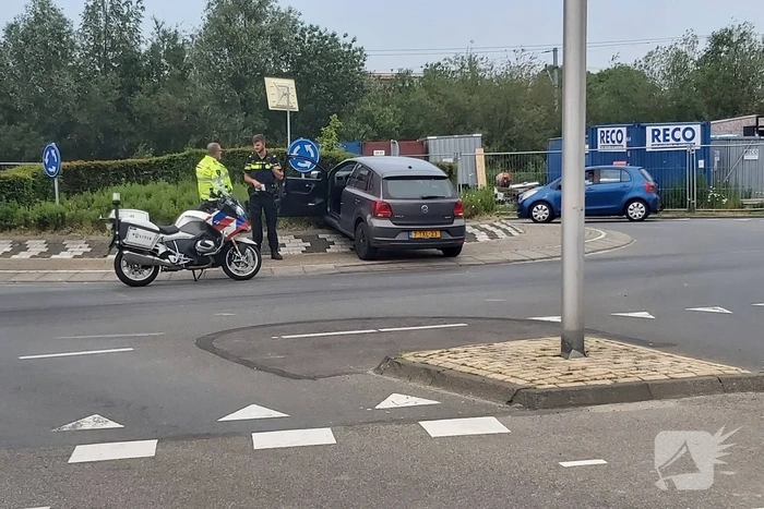 Automobilist rijdt met auto de rotonde op
