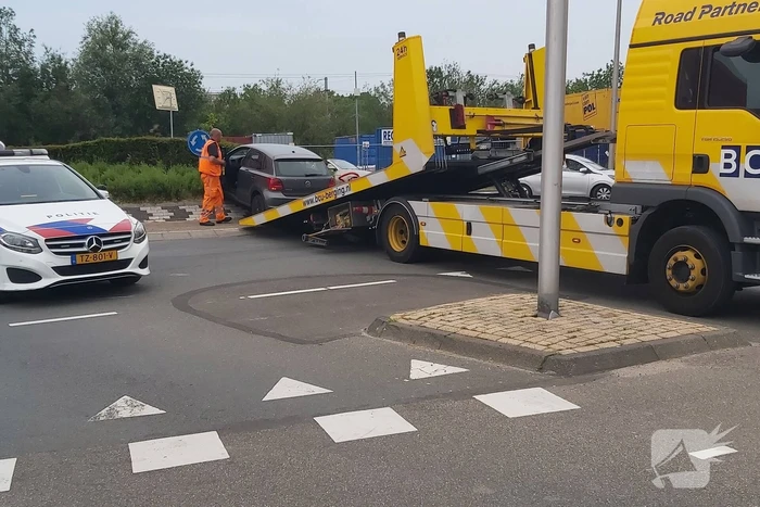 Automobilist rijdt met auto de rotonde op