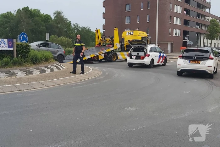 Automobilist rijdt met auto de rotonde op