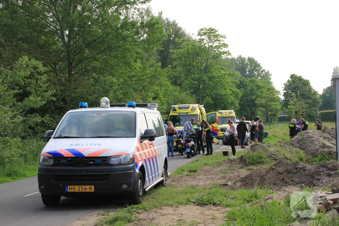 Scooterrijder botst op personenauto