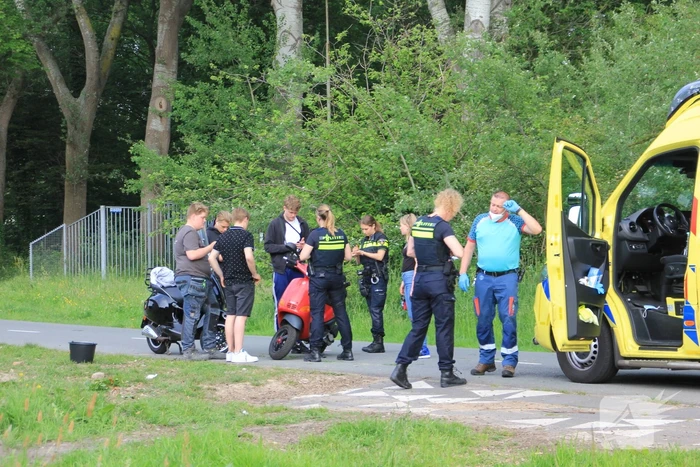 Scooterrijder botst op personenauto