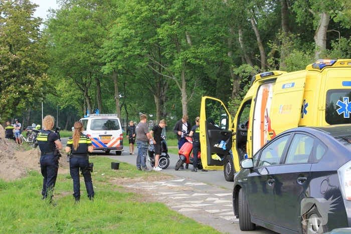 Scooterrijder botst op personenauto