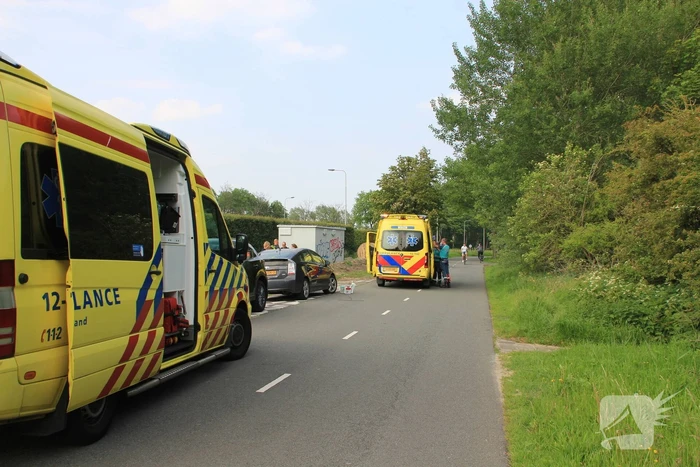 Scooterrijder botst op personenauto