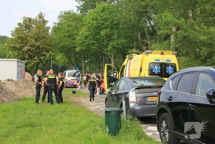 Scooterrijder botst op personenauto