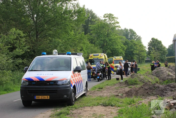 Scooterrijder botst op personenauto