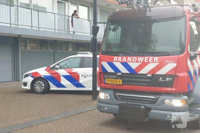 Brandweer blust brandende wasdroger in appartement