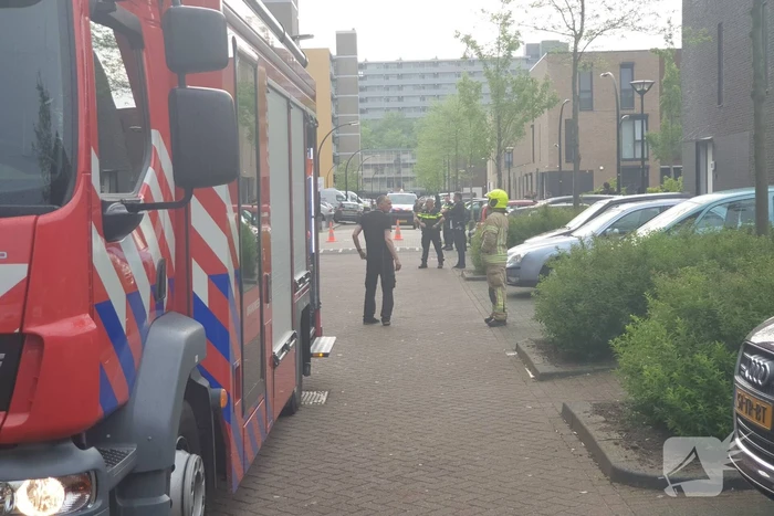 Brandweer blust brandende wasdroger in appartement