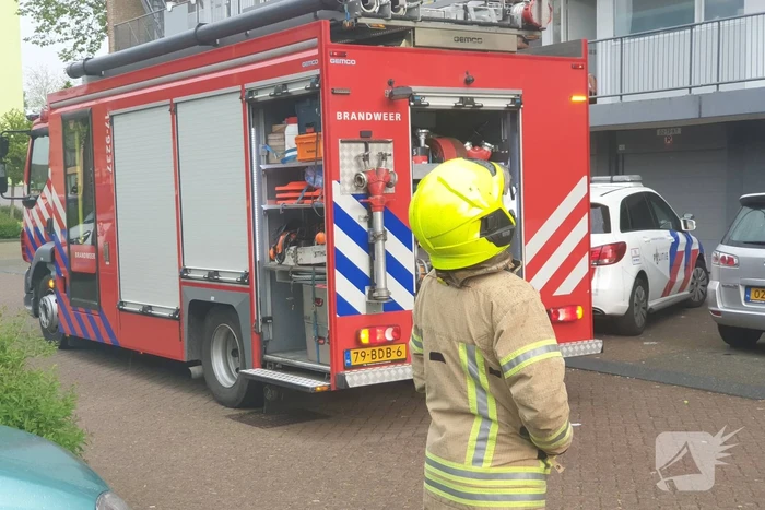 Brandweer blust brandende wasdroger in appartement