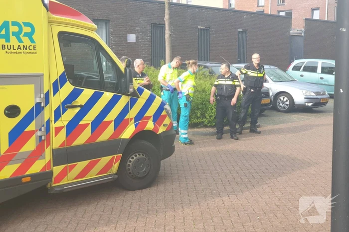 Brandweer blust brandende wasdroger in appartement