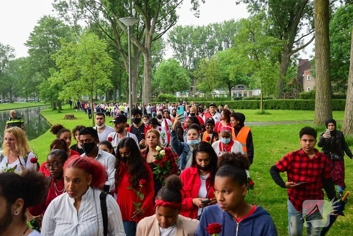 Stille tocht voor doodgestoken 17-jarige jongen