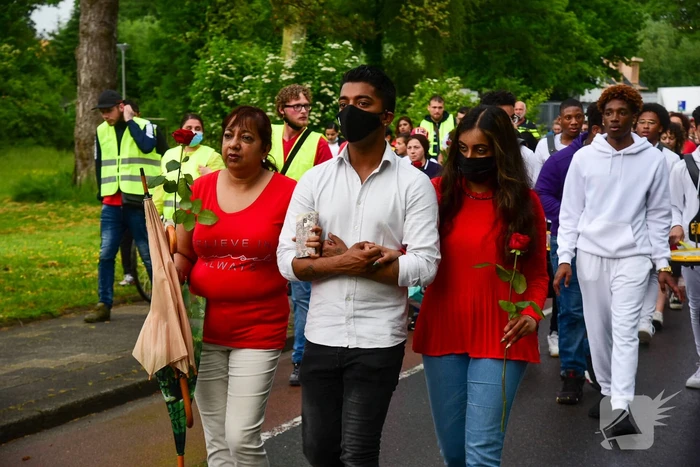Stille tocht voor doodgestoken 17-jarige jongen