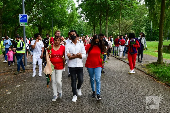 Stille tocht voor doodgestoken 17-jarige jongen