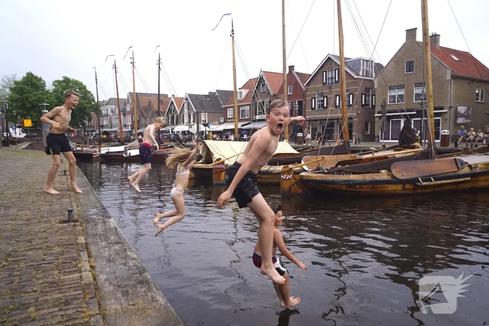 Bommetje tussen de historische schepen in Museumhaven