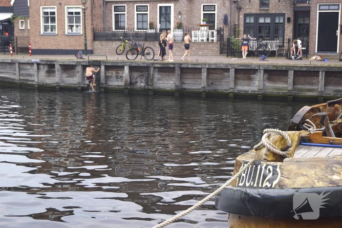 Bommetje tussen de historische schepen in Museumhaven
