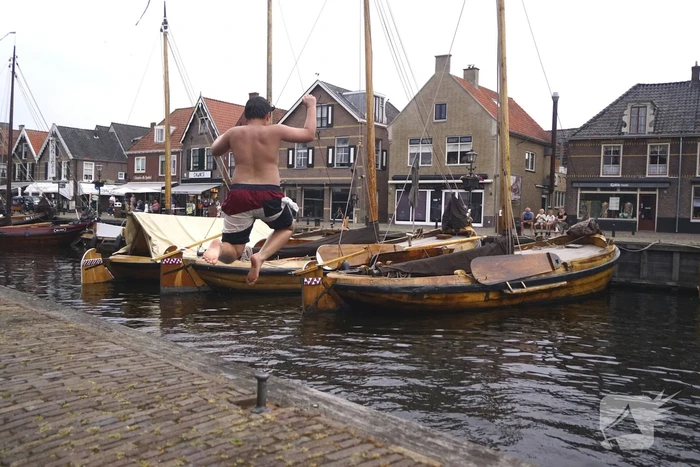 Bommetje tussen de historische schepen in Museumhaven