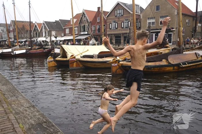 Bommetje tussen de historische schepen in Museumhaven