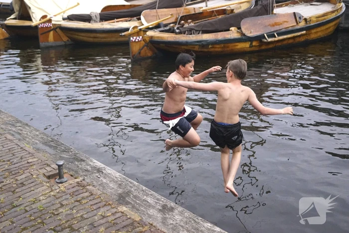 Bommetje tussen de historische schepen in Museumhaven
