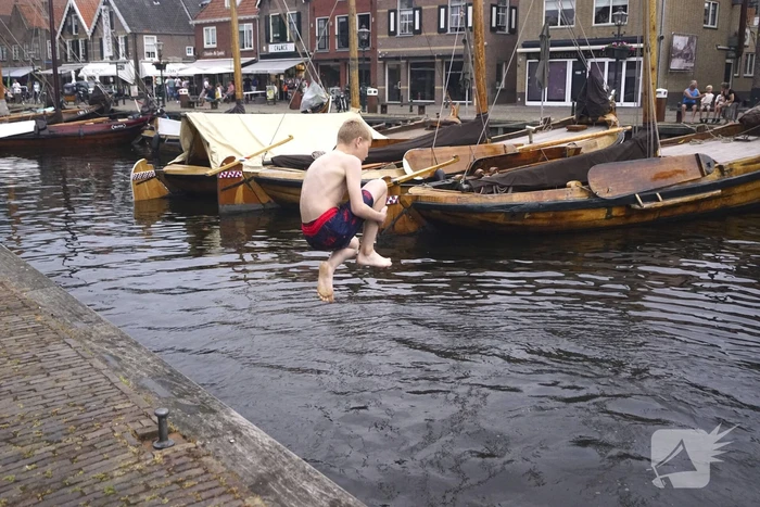 Bommetje tussen de historische schepen in Museumhaven