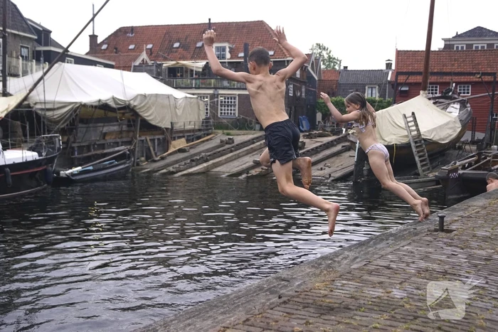 Bommetje tussen de historische schepen in Museumhaven