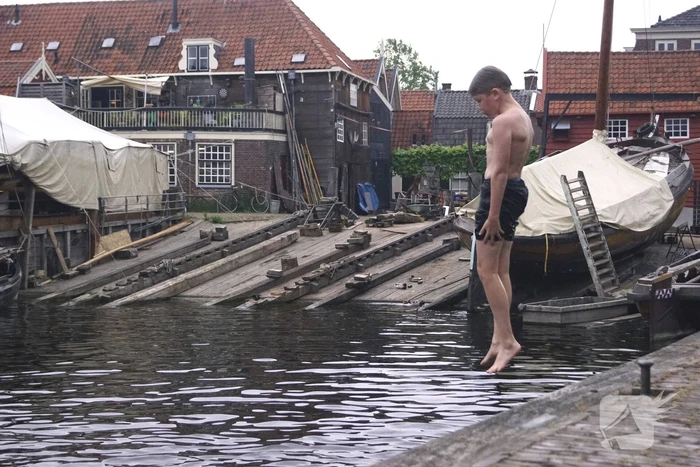 Bommetje tussen de historische schepen in Museumhaven