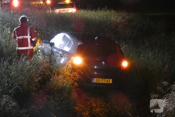 Automobilist raakt van de weg