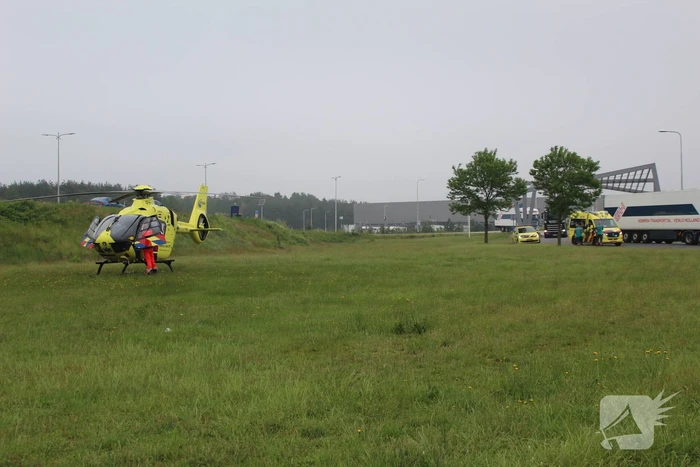 Traumahelikopter landt voor ongeval op rotonde