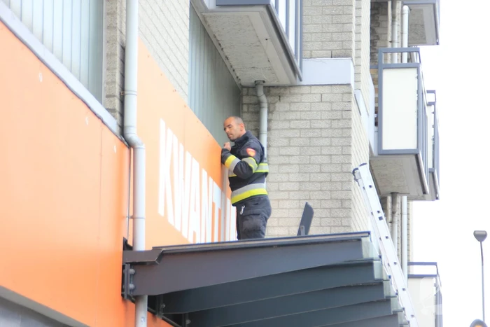 Brandweer bevrijdt twee duiven achter bord van kwantum