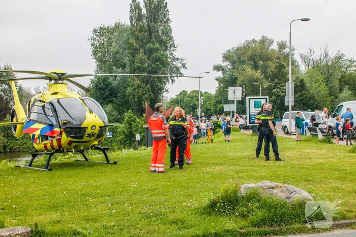 Fietser zwaargewond door botsing met bestelbus