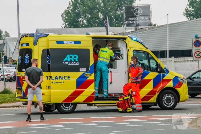 Fietser zwaargewond door botsing met bestelbus