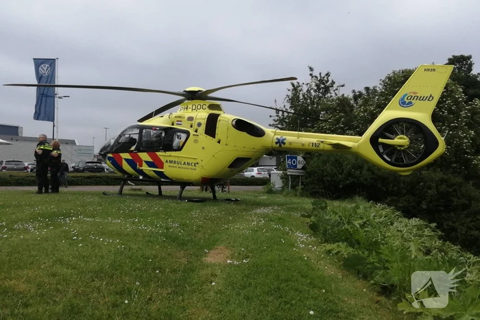 Fietser zwaargewond door botsing met bestelbus