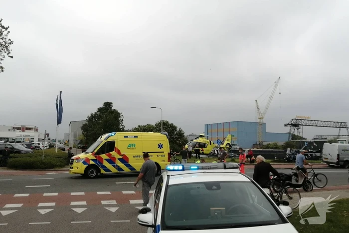 Fietser zwaargewond door botsing met bestelbus